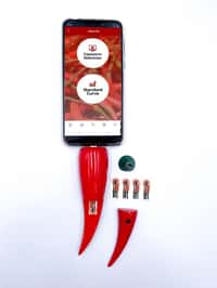 Le dispositif en forme de petit piment se branche au téléphone portable pour analyser la concentration en capsaïcine du piment. © ACS Applied Nano Materials 2020